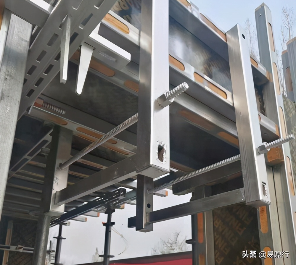 过梁和地梁模板加固设备-易鼎行新型梁夹具，比架管更简单 - 标件库