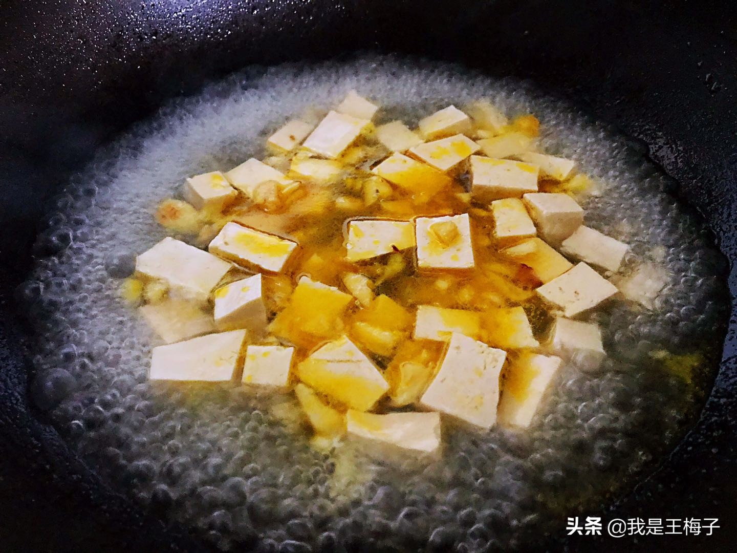 夏天，豆腐炒白菜比吃肉还香，我家隔三差五就做，一盘不够吃