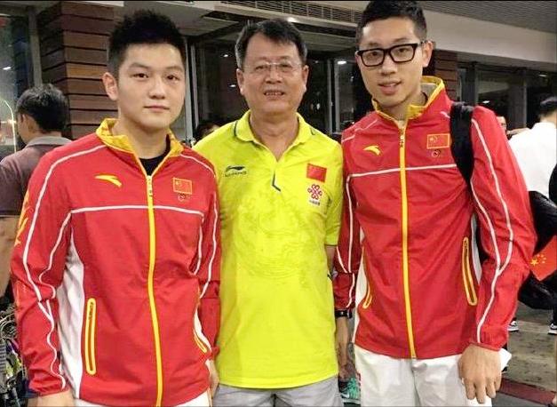 许昕(也是直拍两面反胶),樊振东二人,并在2017年刘国梁,秦志戬离开国