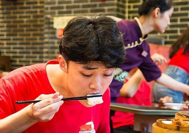 大学生的一个月生活费（大学生活费1200少吗）