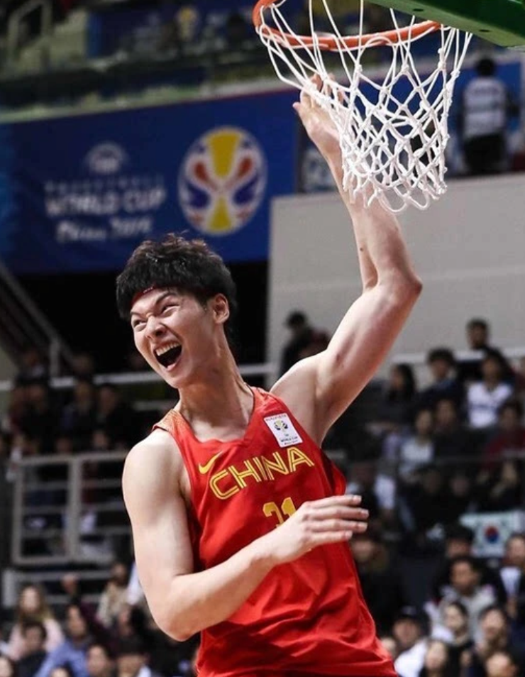 郭艾伦为什么退出nba(三位知名男篮球员退出国家队，退出原因惹人心疼，易建联励志回应)