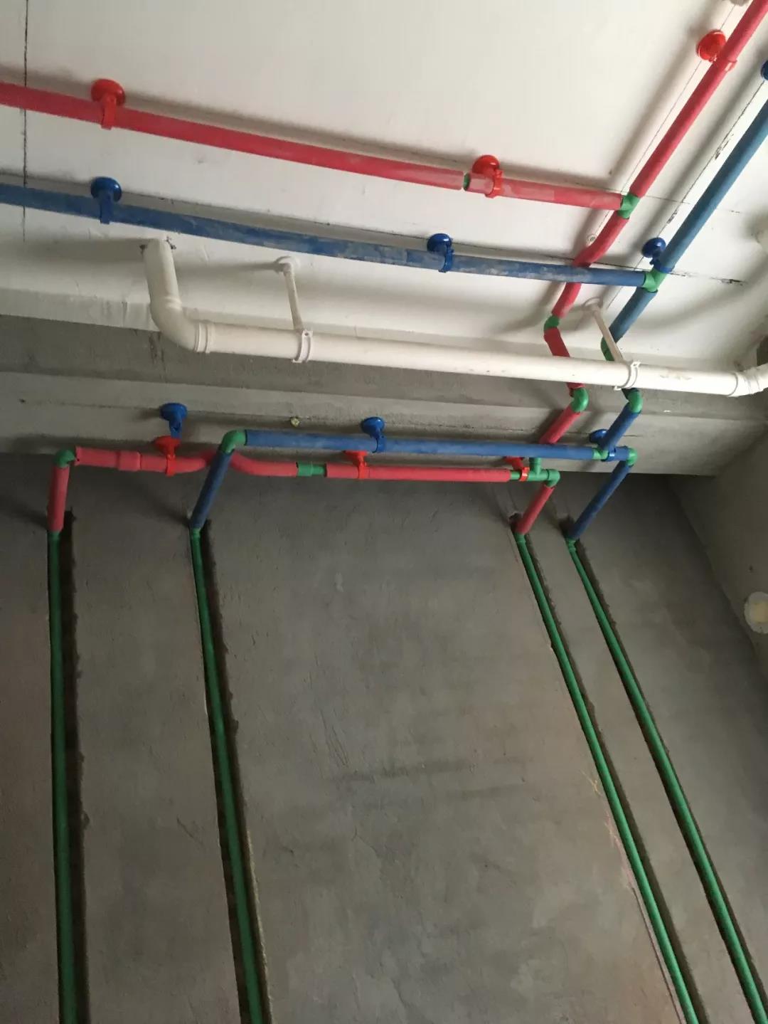 稍不注意,水电师傅就把电线水管铺成这样?哭了,整个家都毁了!