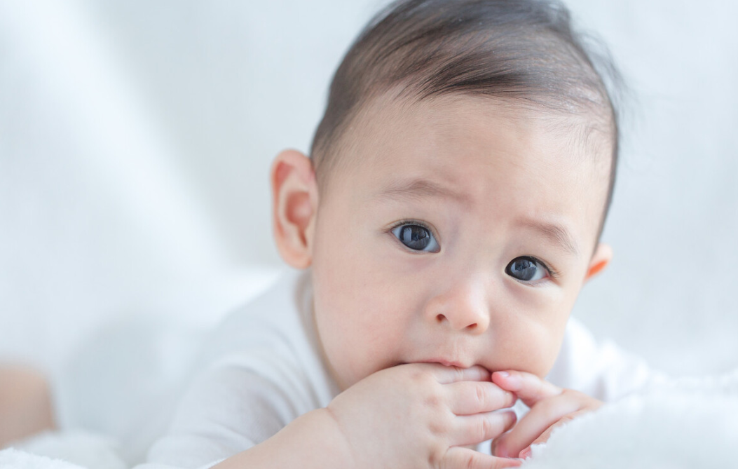 婴儿何时能靠眼睛看清妈妈？月龄不同视力水平不同，你家娃达标没