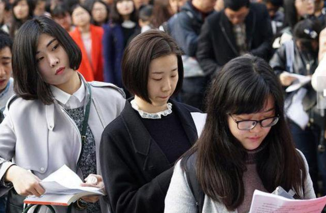 刘昊然考编顺利上岸，“铁饭碗”比当演员还香？大学生就业更难了