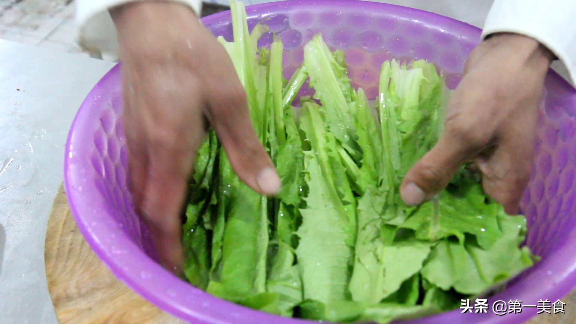 蒜茸油麦菜窍门（蒜香四溢蒜蓉油麦菜简单做法）