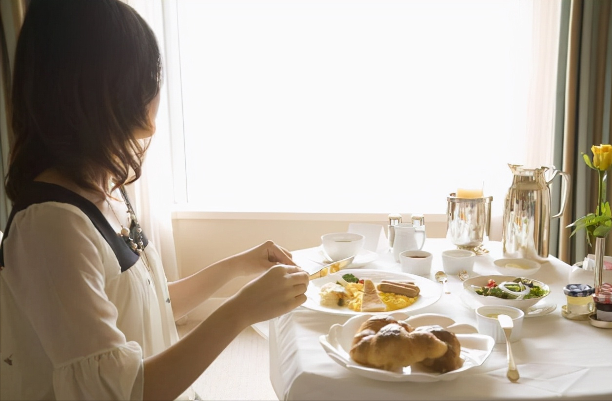 帅小伙街头求婚胖女孩，围观女生羡慕：我到底差在哪里？