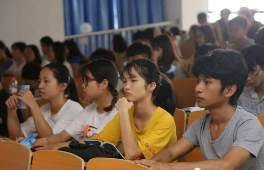 大学老师“花样点名”，为保证出勤率也是拼了！这回看谁还敢翘课