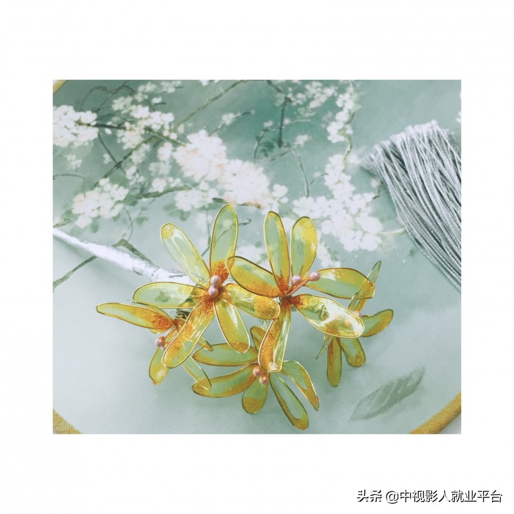 正规化妆培训学校排名-手工饰品水晶花化妆师必备技能之一