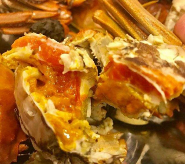 鲁迅先生曾称赞：第一个吃螃蟹的人是很令人佩服的！