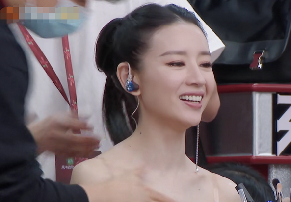 张馨予在男化妆师面前撅屁股，抬手露出一截蛮腰，被批行为不合适