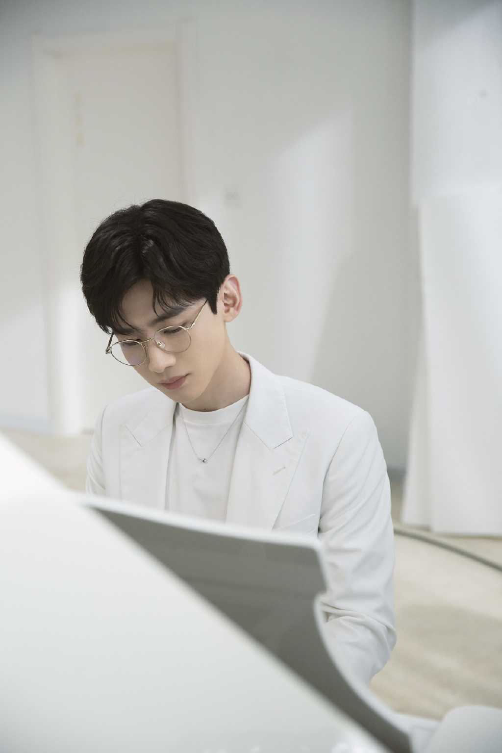 不得不承认的是,白敬亭在男明星当中的长相并不算得上惊艳,反倒是有一