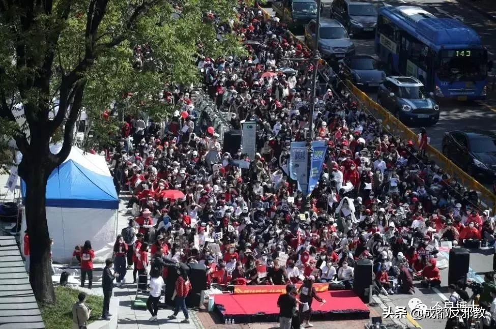 偷拍视频捞金上亿，7万女性参与反抗游行，韩国色情偷拍有多泛滥？