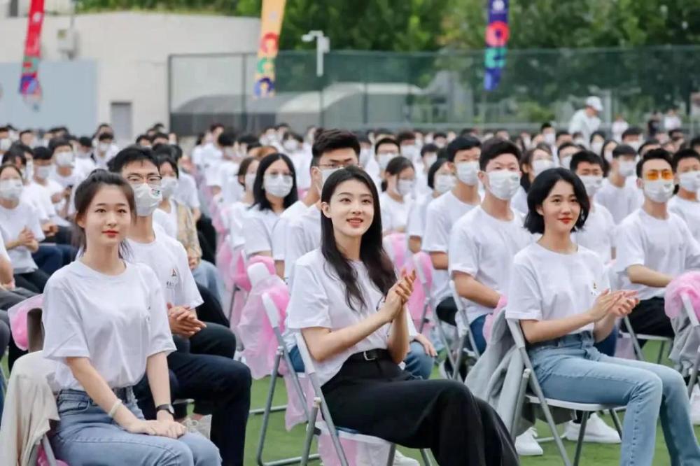 中国传媒大学校花冯琳，因“领诵”走红，读大四的她去哪实习了？