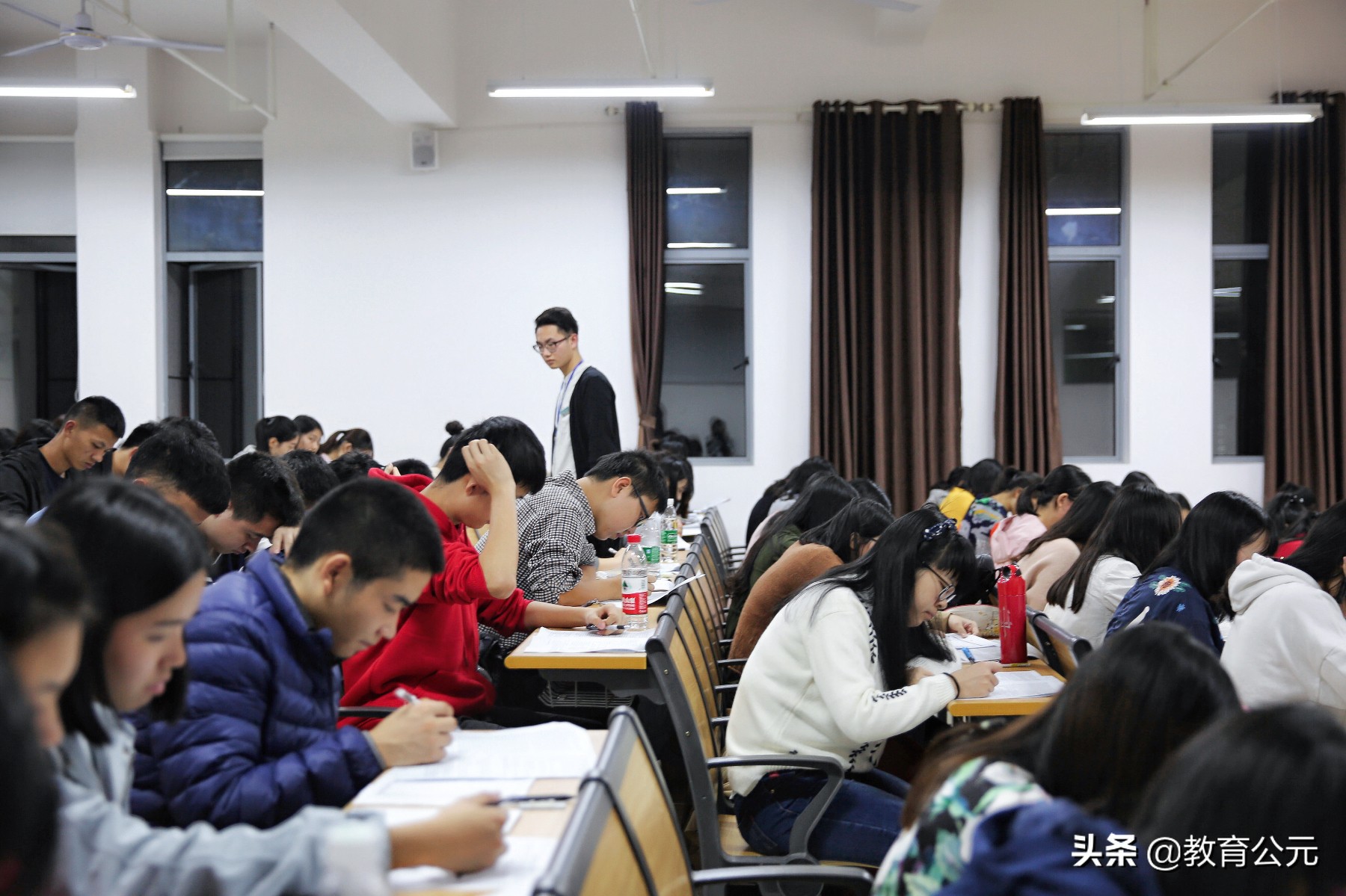 为什么许多学校的大一新生不能报名英语四级考试？