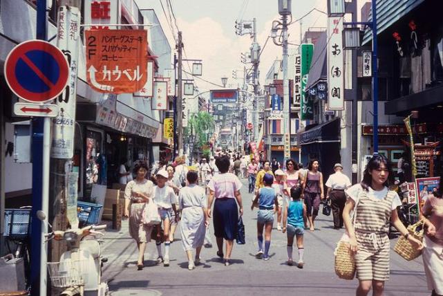 1945年，国军一连长迎娶日本女战俘，30多年后孩子继承上百亿家产