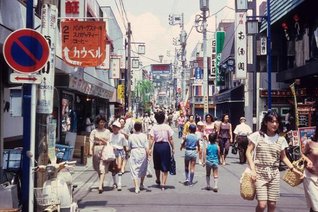 1945年，国军一连长迎娶日本女战俘，30多年后孩子继承上百亿家产