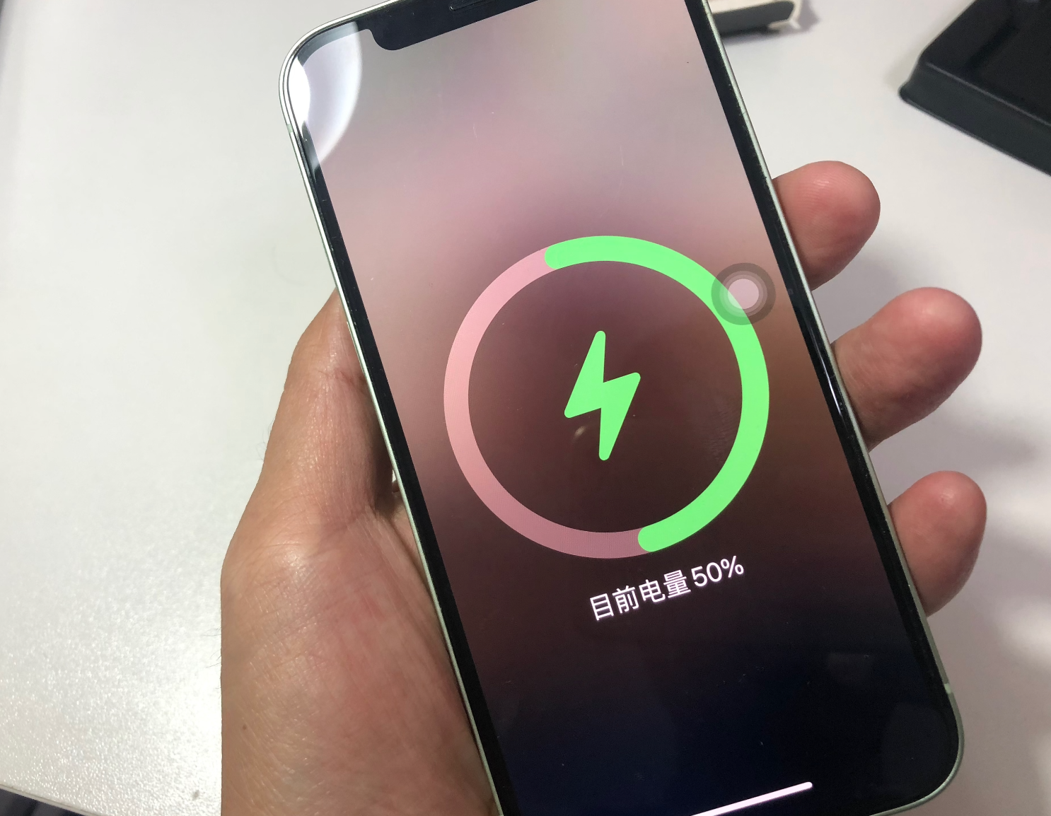 移动电源大势所趋，AOHI磁吸充电宝，感受那充电宝薄如名片的未来