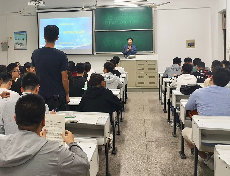 大学生流行晒“课表”，看完一周满课的课表，网友说学生赚到了