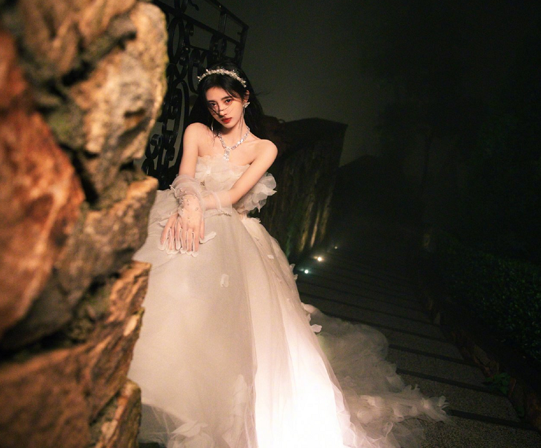 首先就来看看鞠婧祎的温柔公主造型啦,在晒出的视频当中一开始鞠婧祎