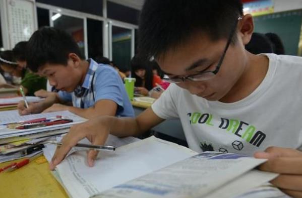 重庆一男生高考638分，不填志愿反倒选复读，最后考了多少分