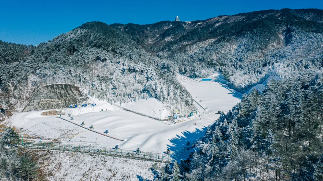 12月杭州哪里可以滑雪(千米高山，十年品牌，临安大明山万松岭滑雪场昨天开滑)