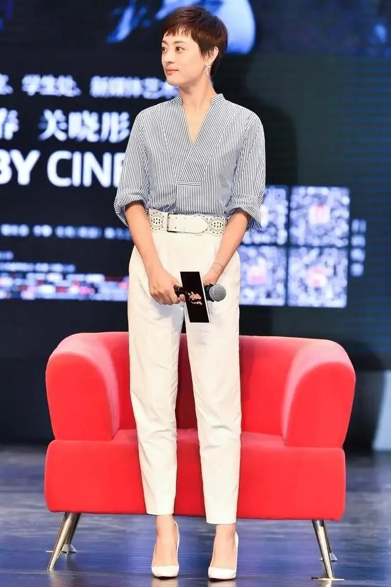 孙俪穿裤子照片图片大全集孙俪气质高级到骨子里穿条纹衬衫配长裤气质