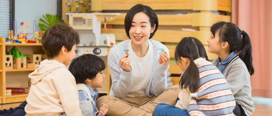 妈妈带孩子捡瓶子体验赚钱不易,体验式教育英语怎么说?