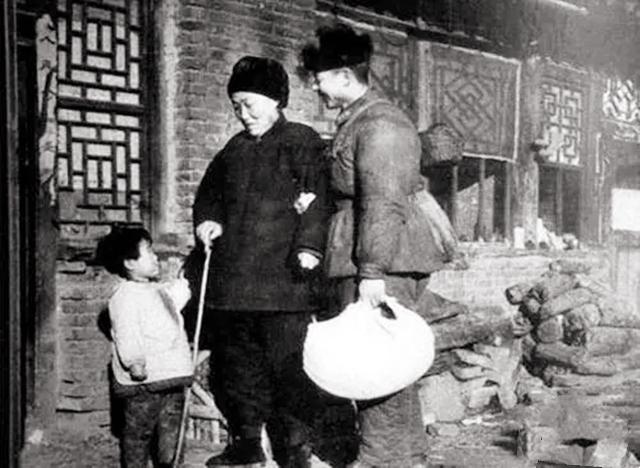 雷锋下葬的真实照片：摩托车开道，十万人送行