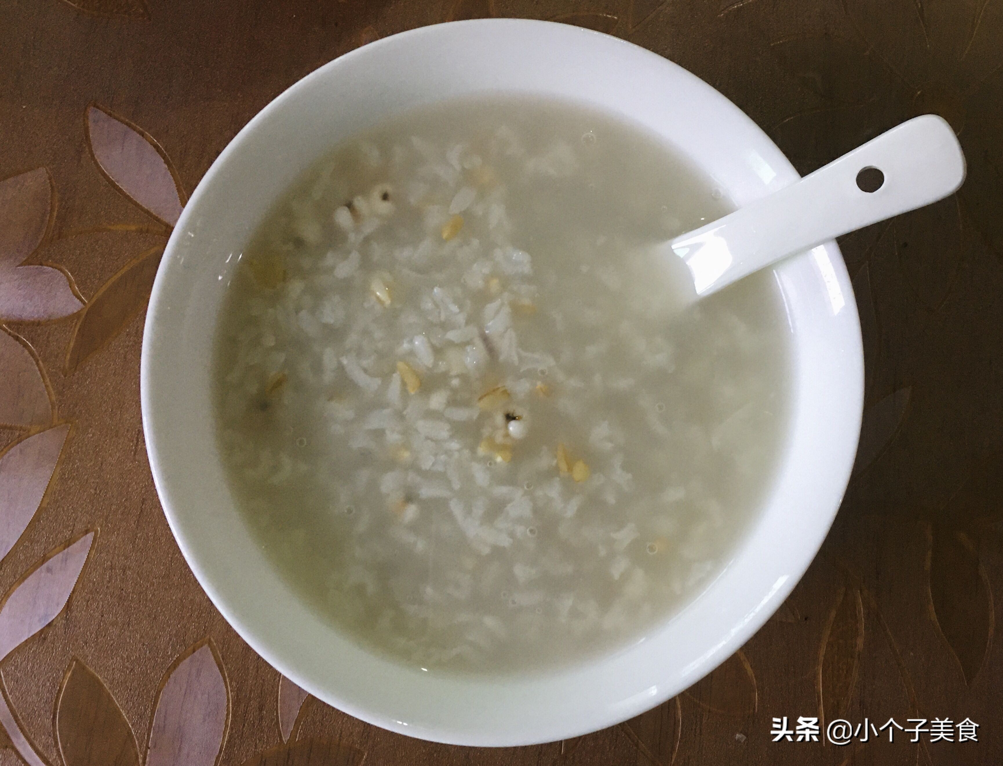 薏米燕麦粥原料:薏米,燕麦,大米做法:1. 砂锅中加入清水烧开.2.