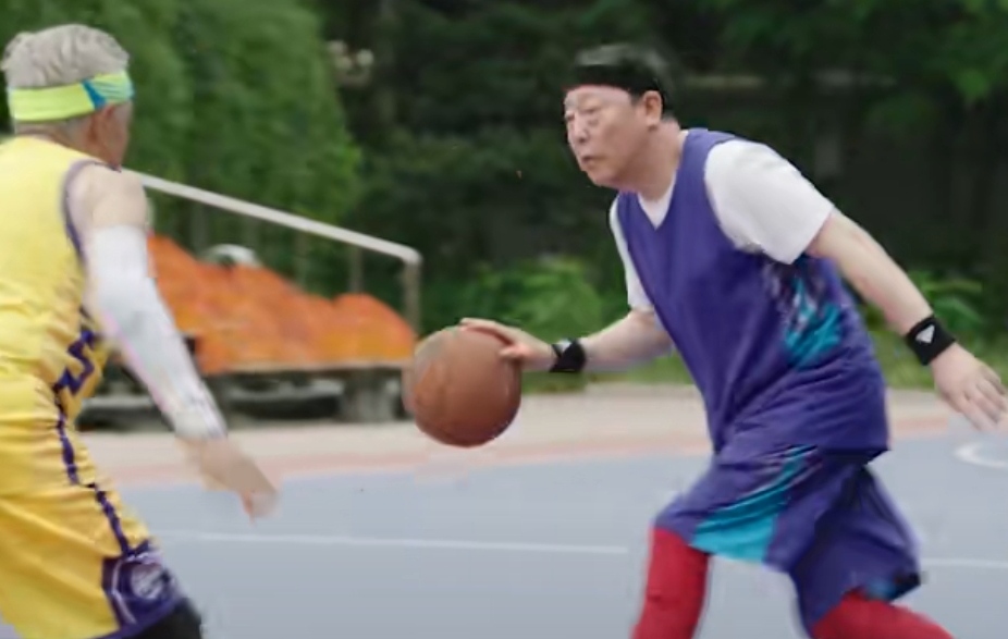 63岁赵本山不服老！与小3岁倪大红打篮球，脸憋通红仍秒杀对方