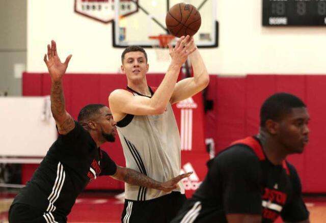 为什么nba球员肌肉不一样（没有对比就没有差距！中国球员和NBA球员站一起时，肌肉差太多了）