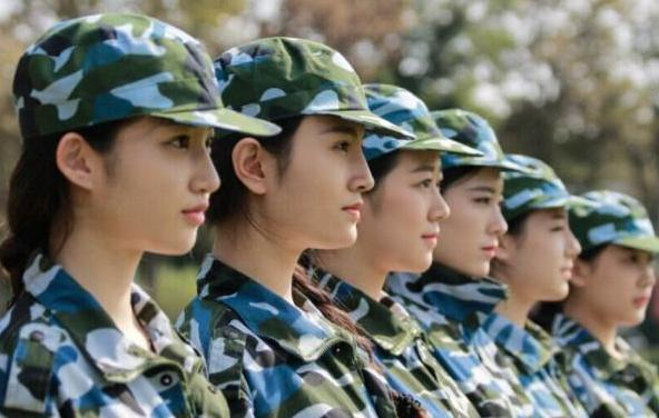 985四川大学新生军训因小事引发互相举报，看似闹剧实则需要深思