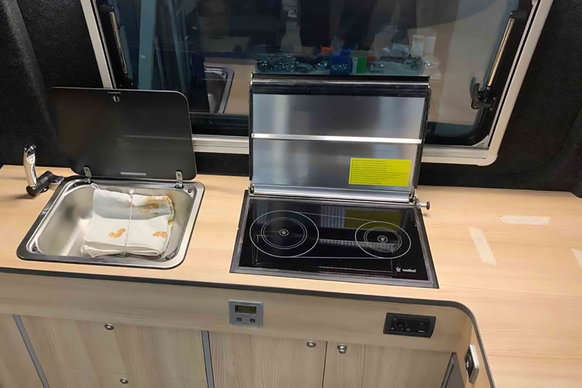 满足五人睡眠还有超大厨房,欧洲定制化布局的b型房车