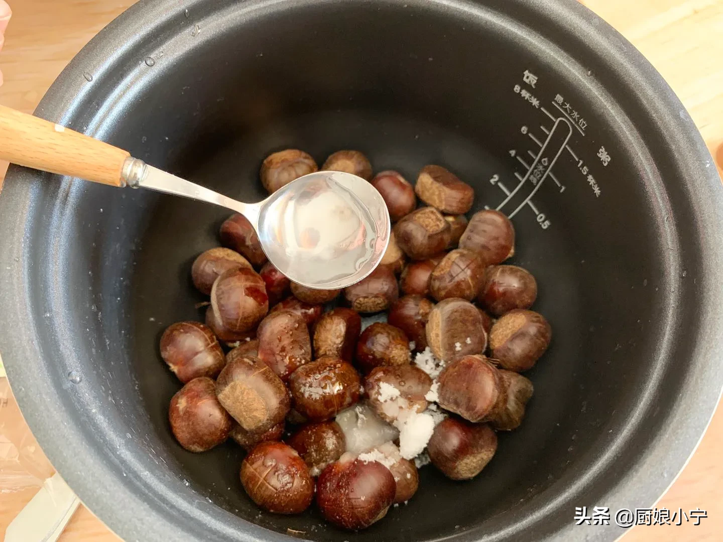 我家糖炒栗子从不买,有电饭锅就能做,1秒剥皮,香甜软糯超好吃