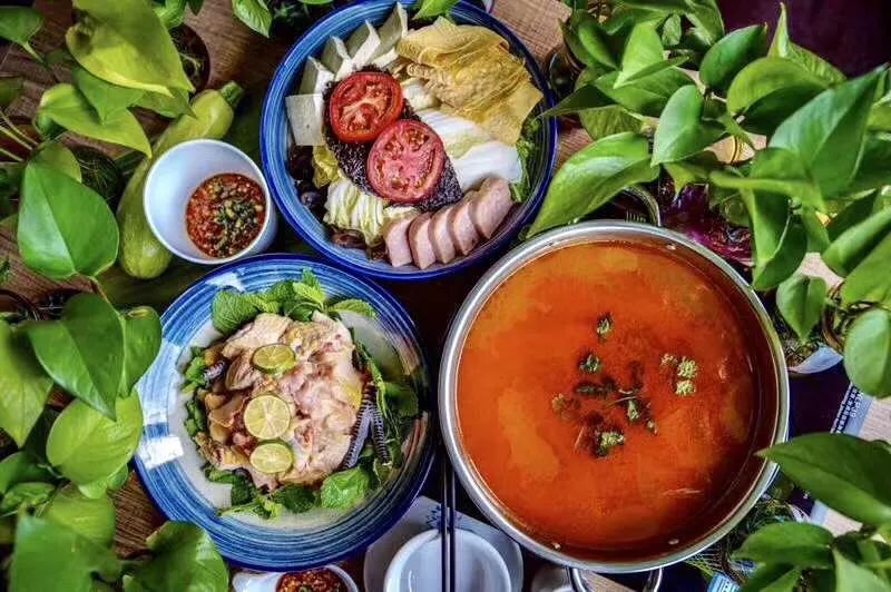 带你品味地道昆明老滋味~79元抢昆明老孔雀傣味酸汤火锅套餐！