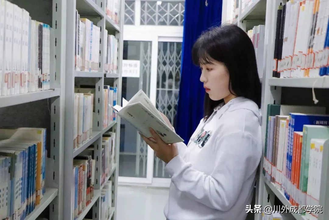 跟着这位仙女，体验四川外国语大学成都学院的文艺生活