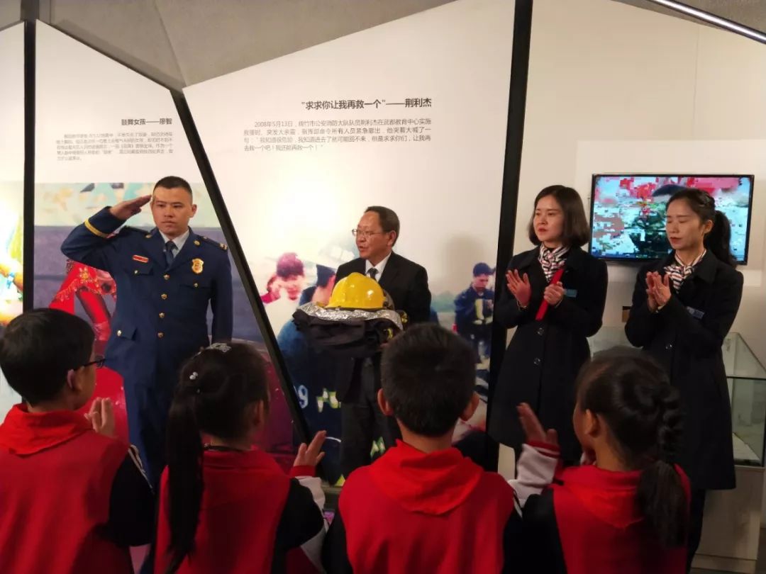 5.12汶川地震救灾英雄：那个“跪地哭喊再救一个”的19岁消防战士