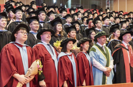 往年要600分才能上的高校，现在降了200分，却还是招不满人