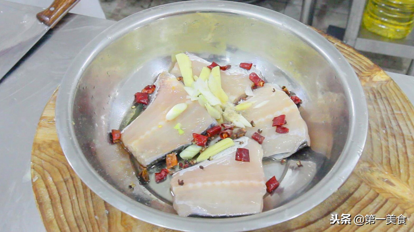 厨师长分享五香熏鱼的做法，学会这个方法，一大盘子上桌不够吃