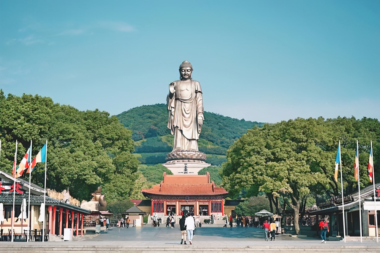 世界上最大释迦摩尼佛像，相当于30层楼高