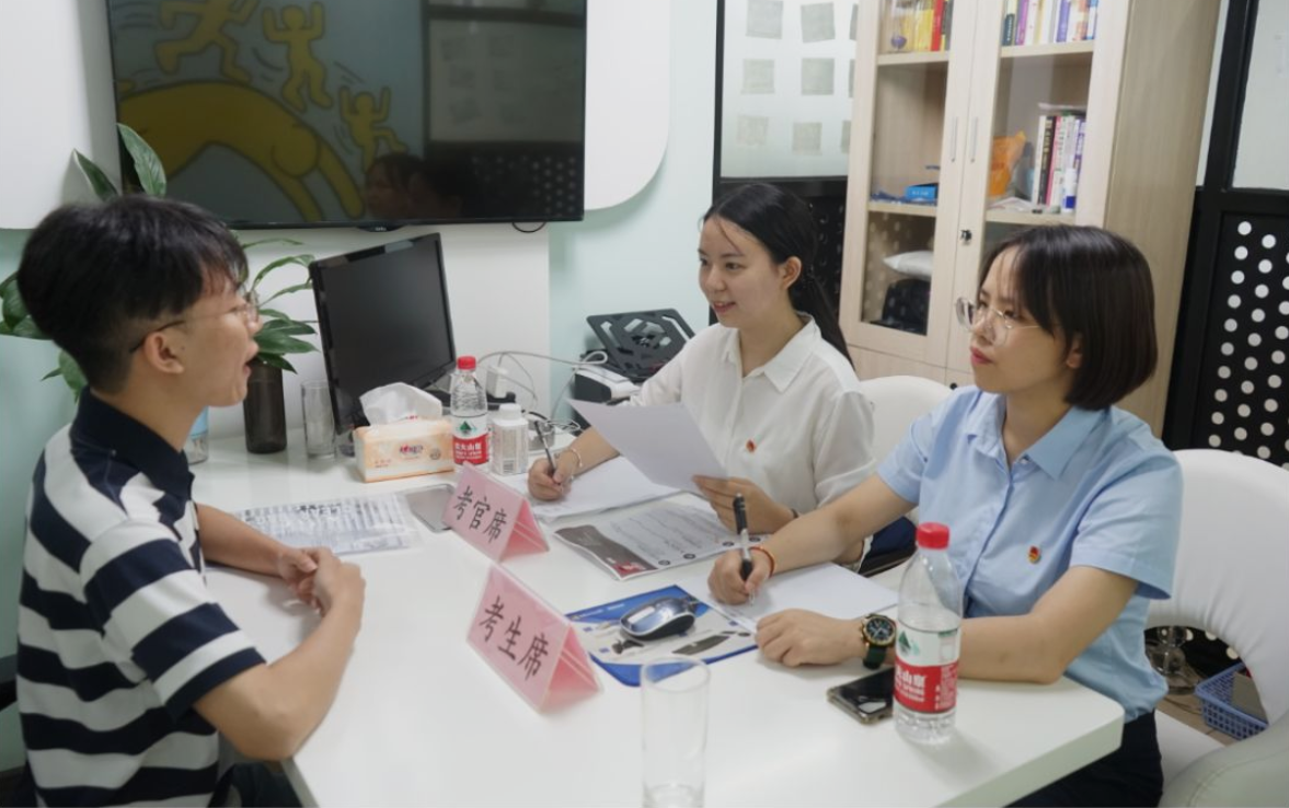 河南师大毕业生面试小学教师，遭受拒绝，众人感叹：快升级为211