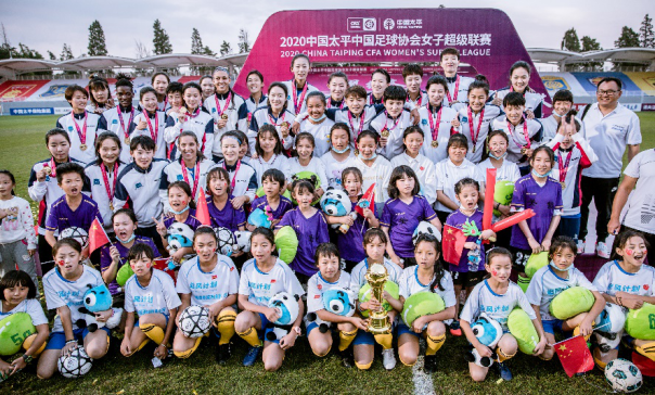 站上女超冠军领奖台，12岁的追风女孩因足球获得更多人生可能