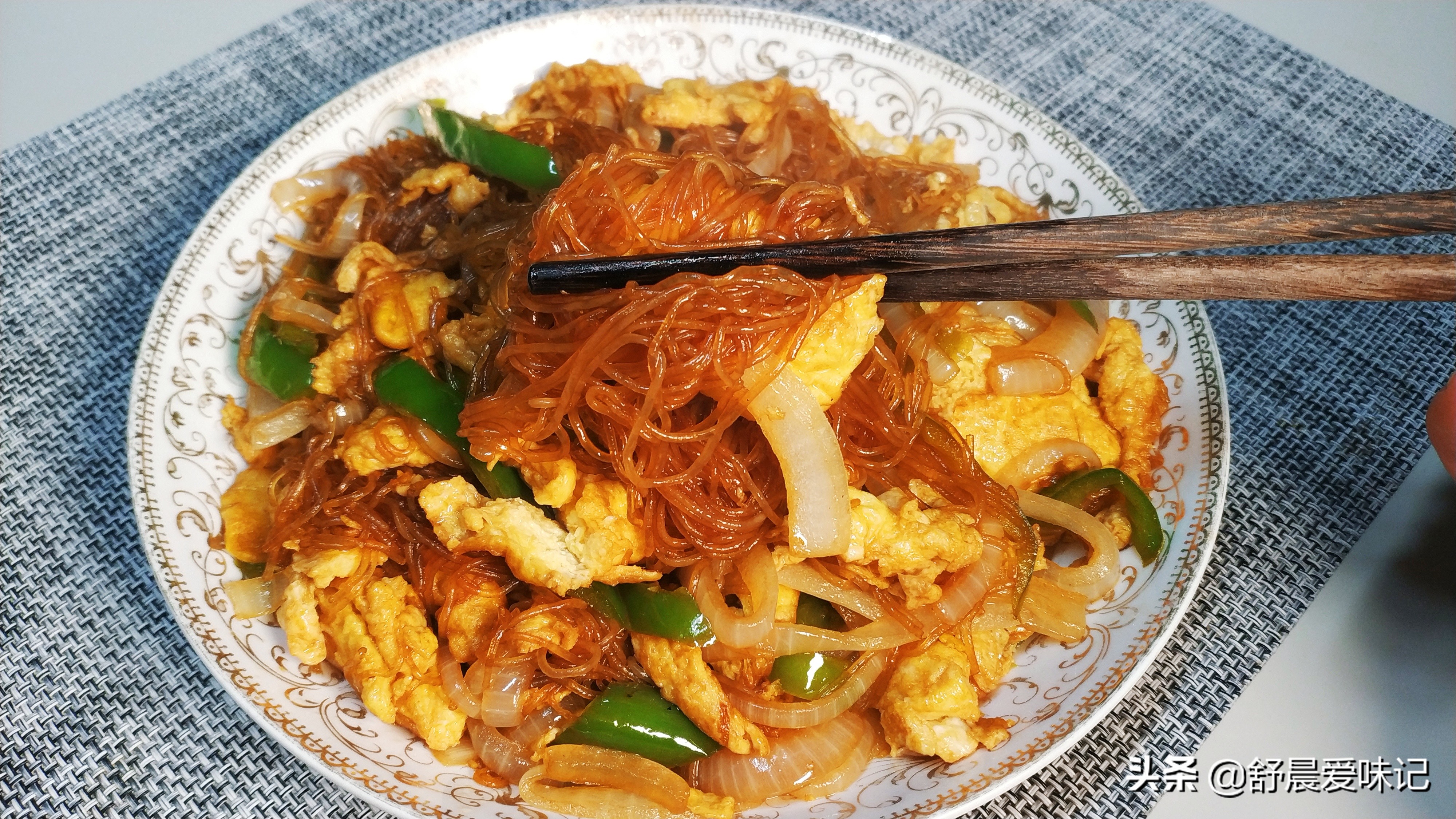 粉丝炒鸡蛋是一道家常菜,它的做法方便快捷,味道也很好吃,不管在外面