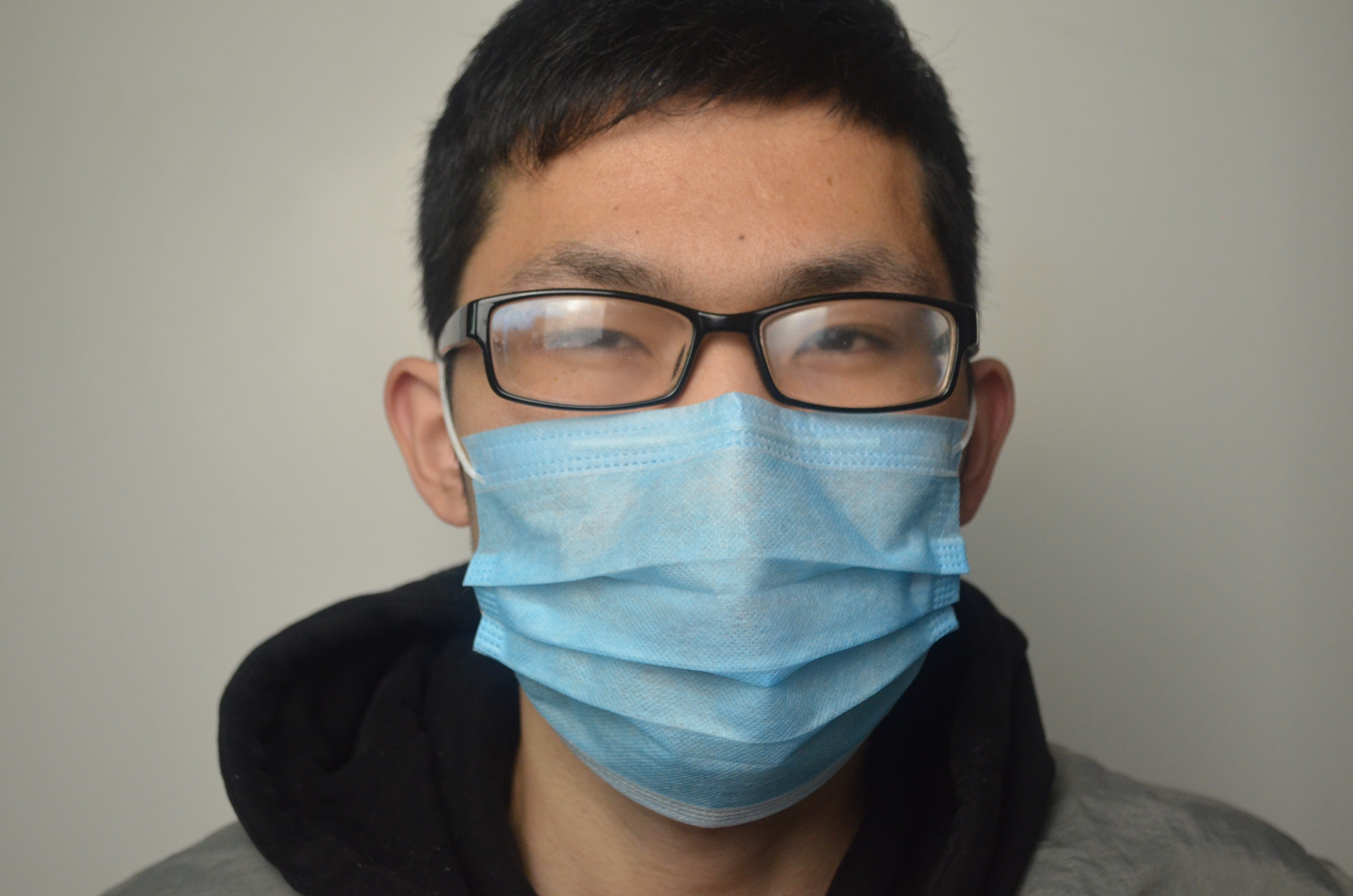 出门戴口罩，眼镜老起雾怎么办？只需一个小动作轻松解决，学学吧