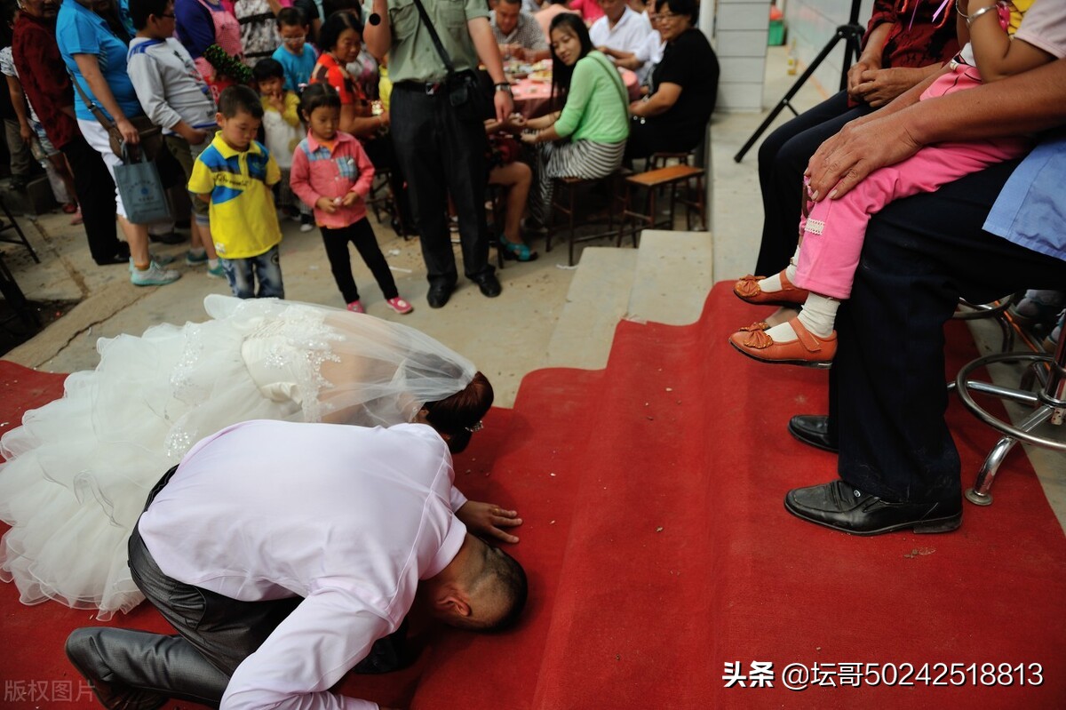 福建一农村的一个男子到越南打工后，婚礼4万，抱得美人归