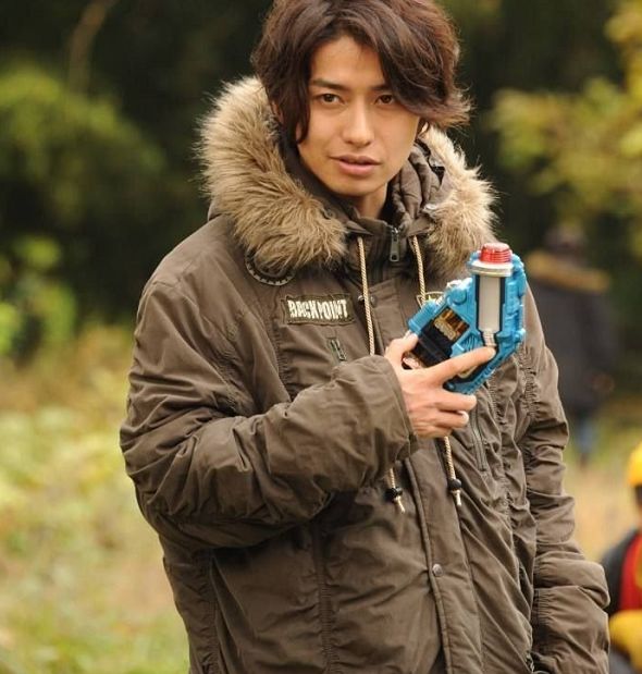“假面骑士”遭遇台风发微博报平安，却被网友发现翻译错误