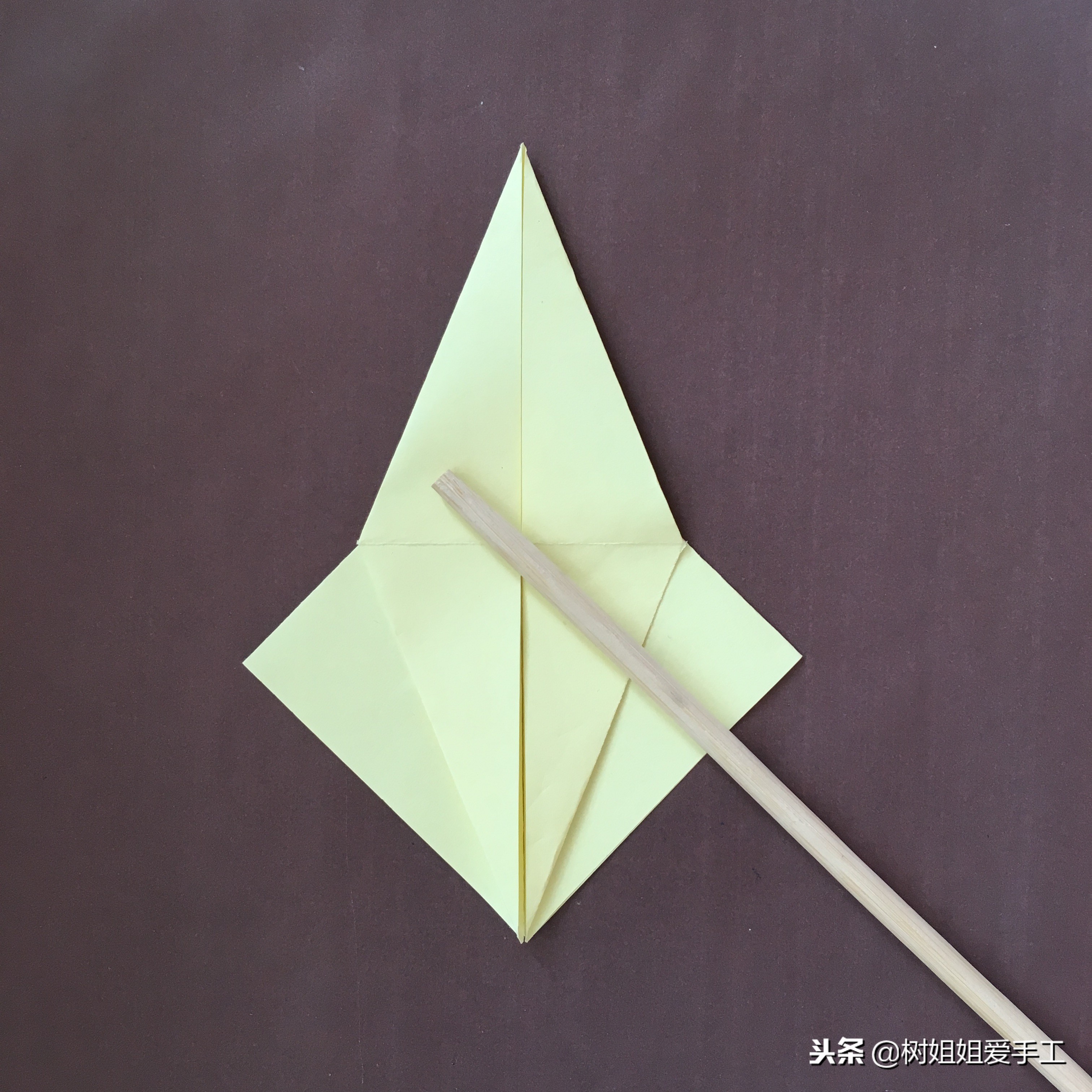 亲子手工：1张正方形折出开屏孔雀的方法