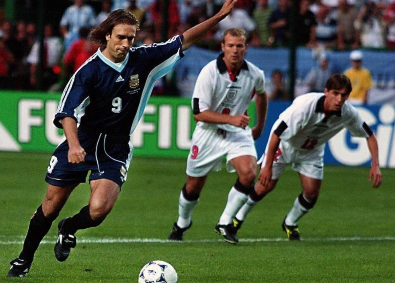 贝克汉姆成名球是在世界杯(从1998到2002，回顾贝克汉姆的救赎之旅)