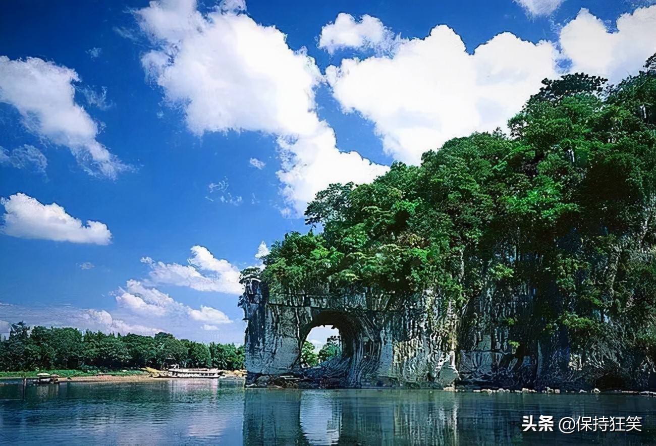广西是一个山清水秀的旅游胜地，有漓江、北海银滩等十大小众景点值得探索。