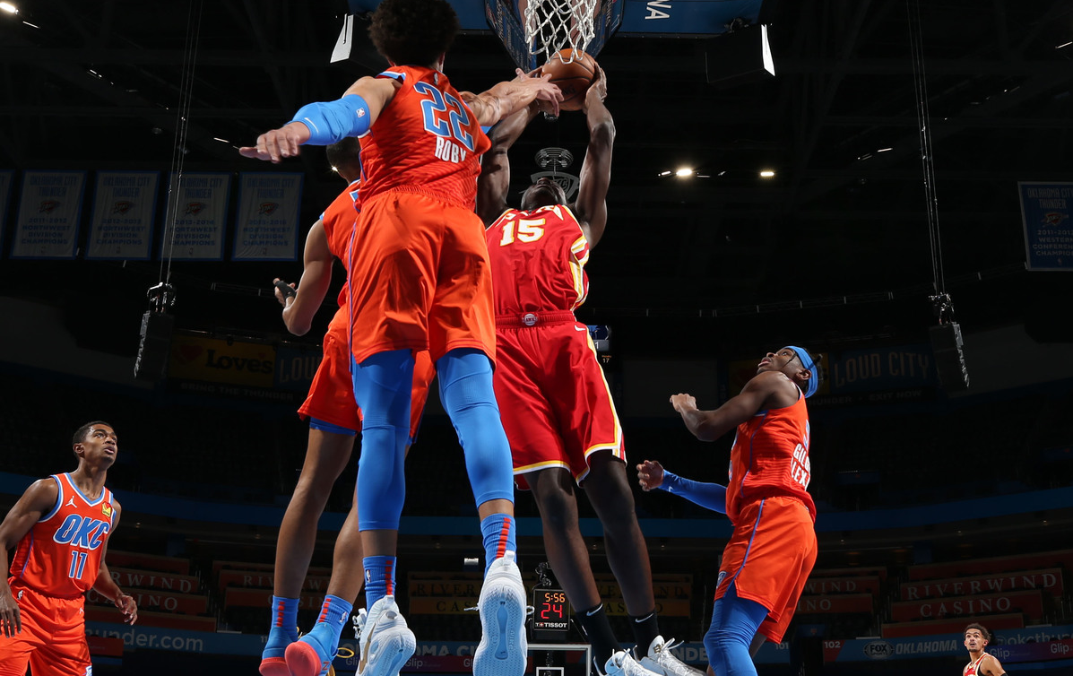 今年nba为什么穿别人球衣(尴尬！NBA出现两队“撞色”事件 雷霆半场更换球衣：对手问题)